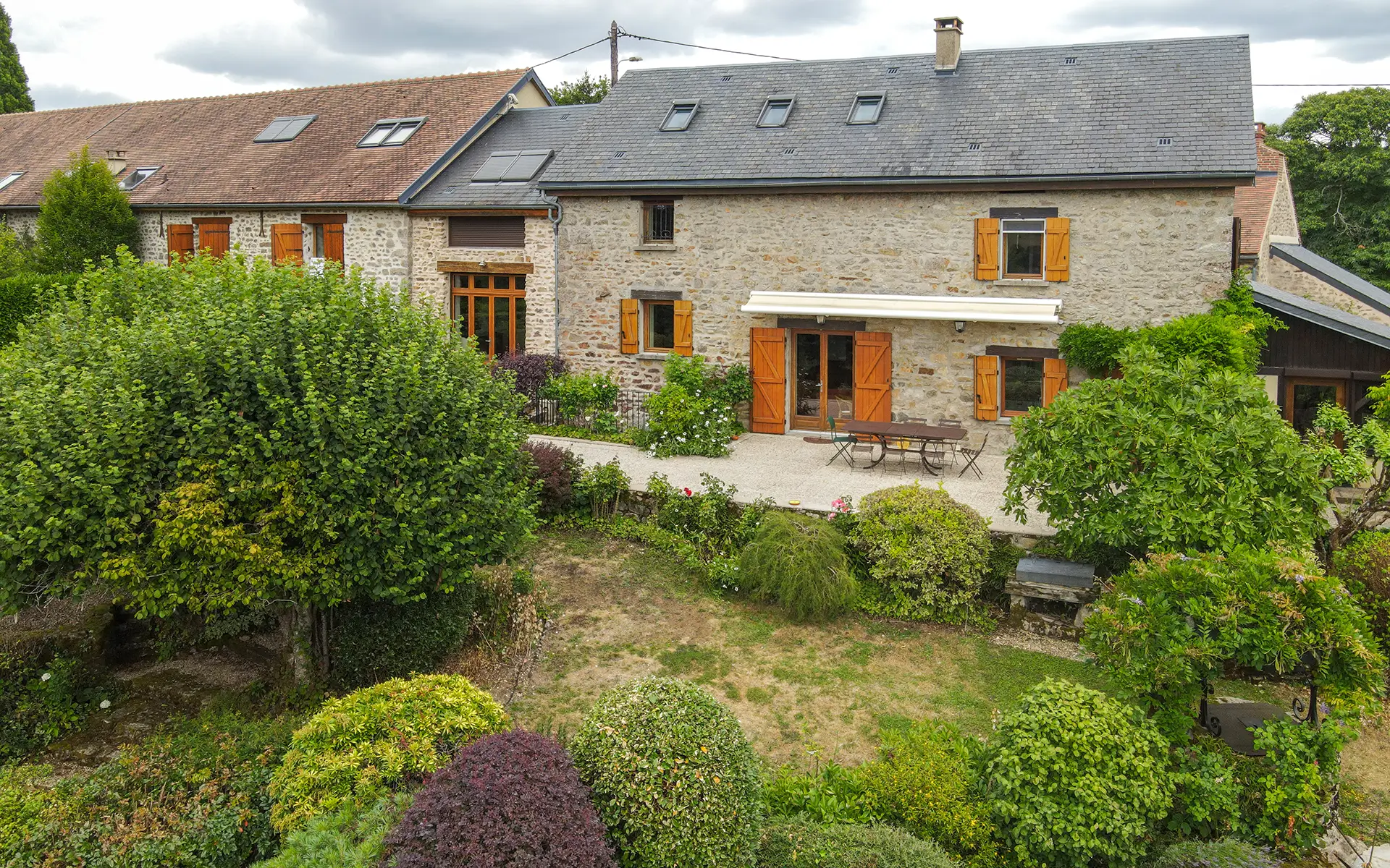 Façade de la résidence secondaire à Saint-Martin-du-Puy à vendre - Arrière-Cour, agence immobilière spécialisée dans la Nièvre