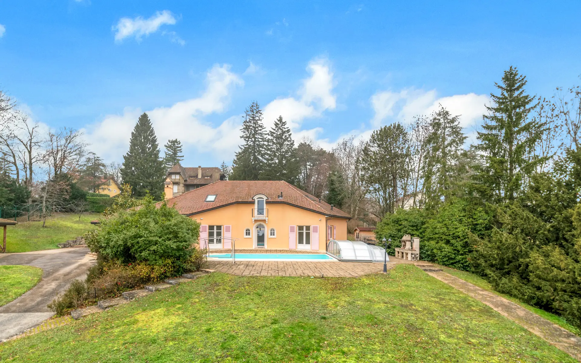 Façade et piscine de la villa de caractère avec parc paysager à Gex à vendre - Arrière-Cour, agence immobilière spécialisée dans le Pays de Gex