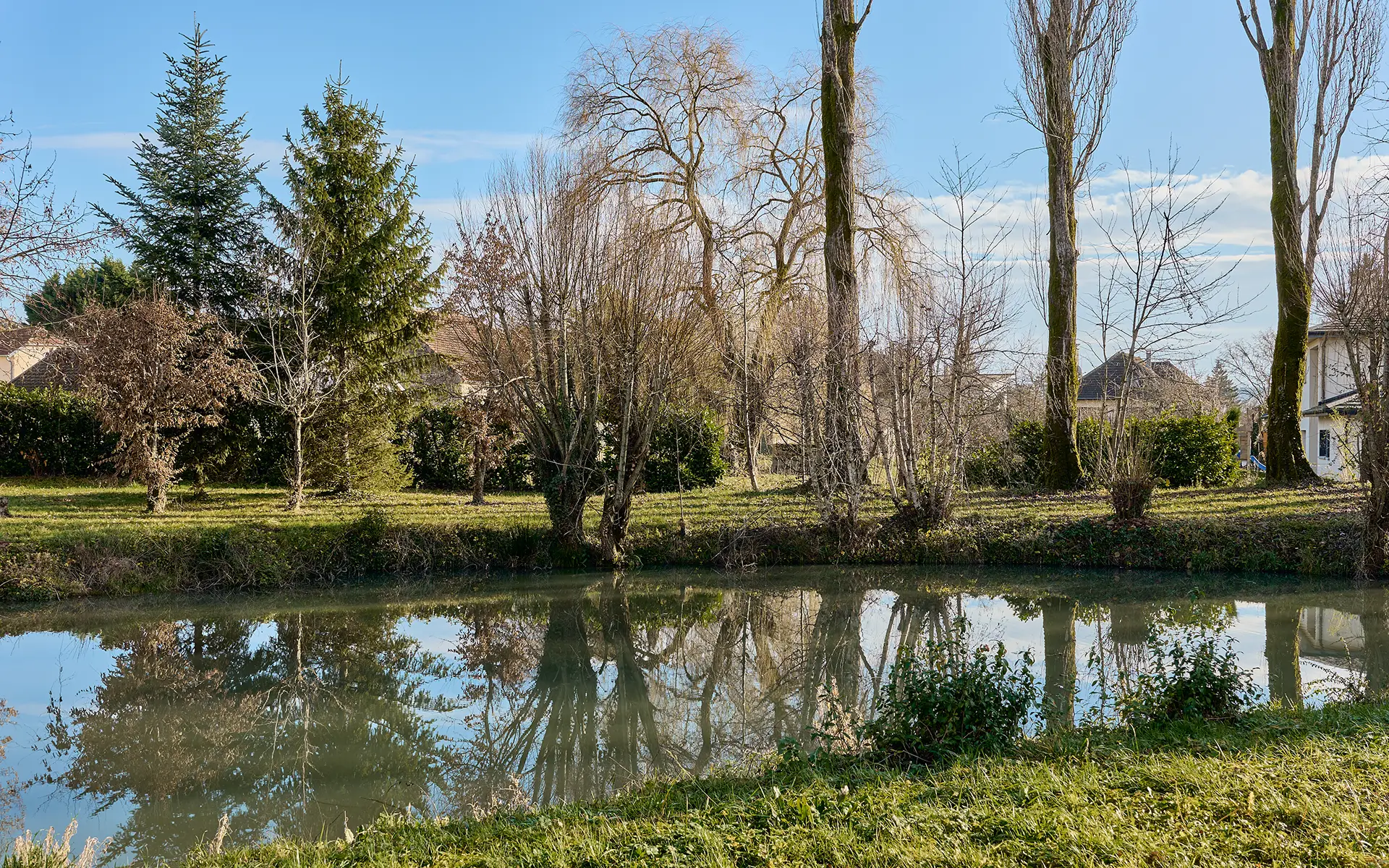 Jardin et rivière de la propriété moderne et parc paysager près de Vesoul à vendre - Arrière-Cour, agence immobilière spécialisée en Haute-Saône