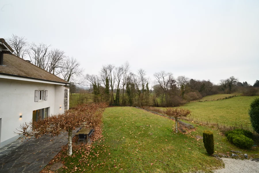 Jardin de l'ancienne ferme rénovée à Divonne-les-Bains dans le Pays de Gex à vendre - Arrière-Cour, agence immobilière spécialisée dans le Pays de Gex