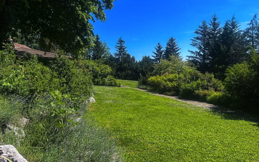 Jardin de la villa de caractère avec parc paysager à Gex à vendre - Arrière-Cour, agence immobilière spécialisée dans le Pays de Gex
