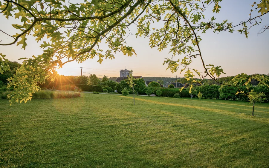 Jardin de la maison ancienne en Bourgogne à vendre - Arrière-Cour, agence immobilière spécialisée en Bourgogne
