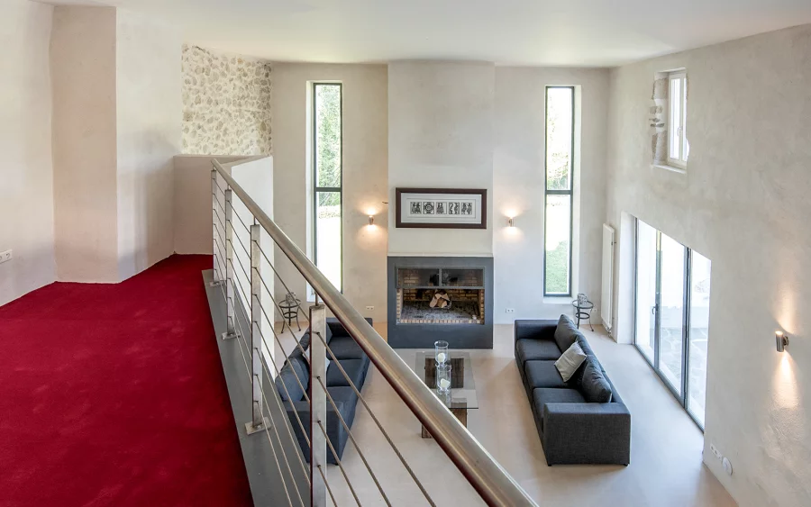 Mezzanine et séjour de l'ancienne ferme rénovée à Divonne-les-Bains dans le Pays de Gex à vendre - Arrière-Cour, agence immobilière spécialisée dans le Pays de Gex