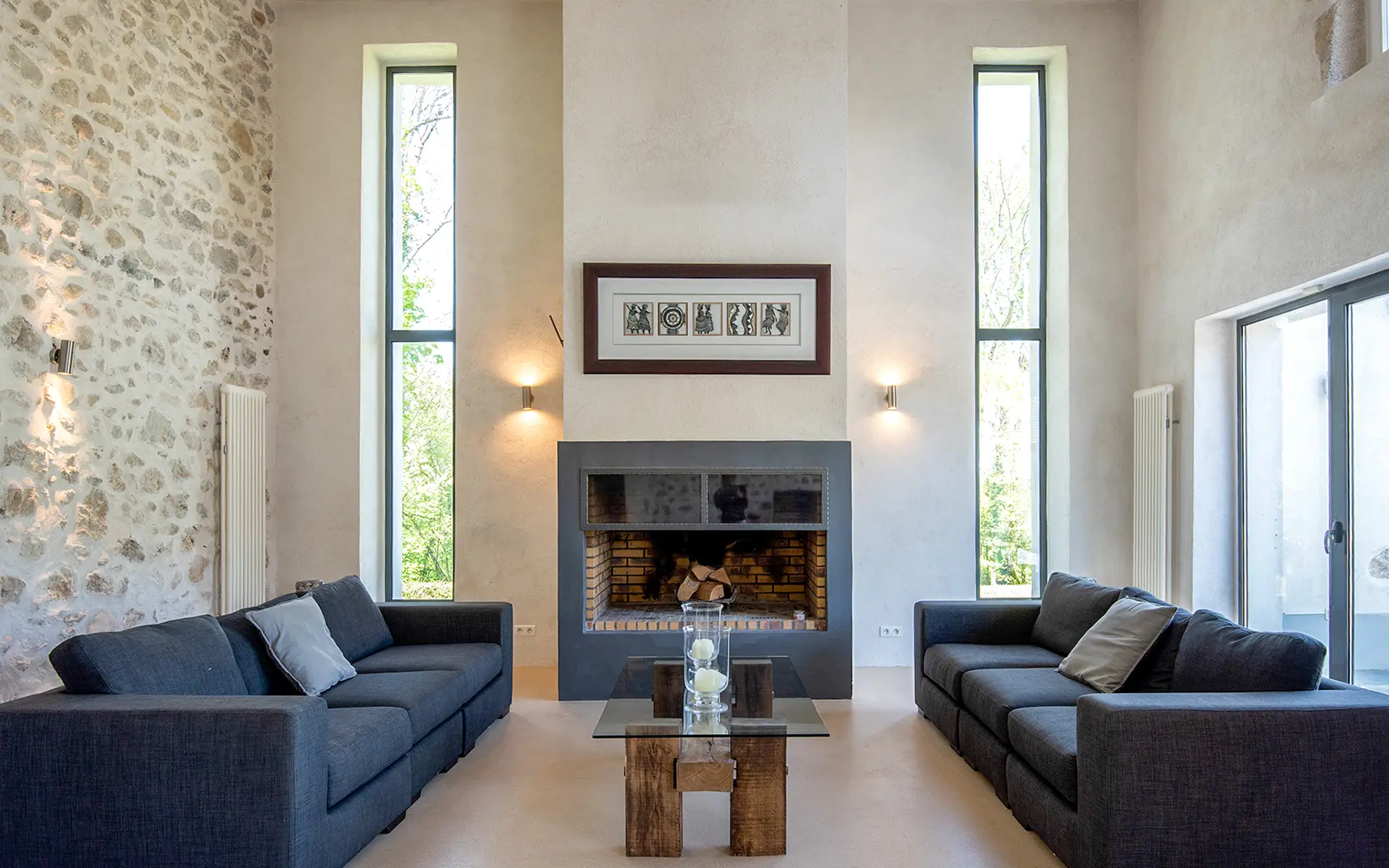 Pièce à vivre de l'ancienne ferme rénovée à Divonne-les-Bains dans le Pays de Gex à vendre - Arrière-Cour, agence immobilière spécialisée dans le Pays de Gex