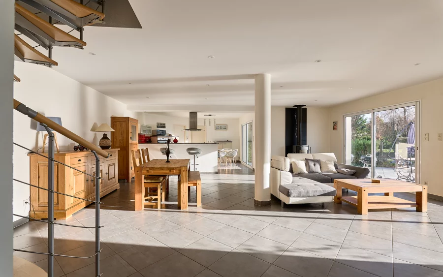 Pièce à vivre de la propriété moderne et parc paysager près de Vesoul à vendre - Arrière-Cour, agence immobilière spécialisée en Haute-Saône