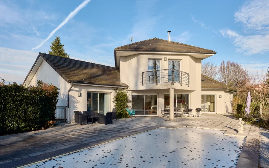 Piscine et terrasse de la propriété moderne et parc paysager près de Vesoul à vendre - Arrière-Cour, agence immobilière spécialisée en Haute-Saône