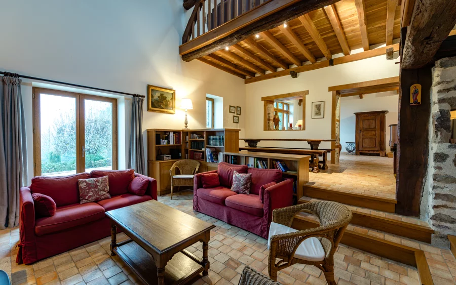 Salon de la résidence secondaire à Saint-Martin-du-Puy à vendre - Arrière-Cour, agence immobilière spécialisée dans la Nièvre