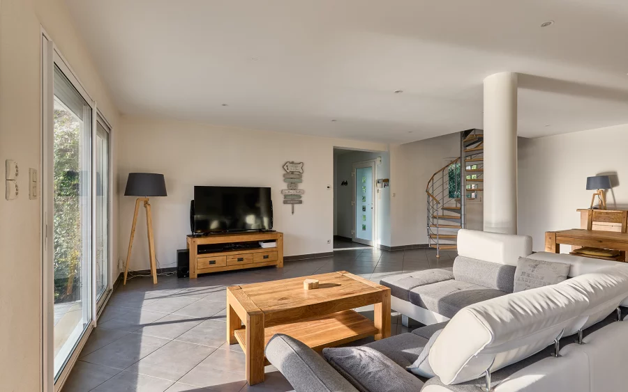 Salon de la propriété moderne et parc paysager près de Vesoul à vendre - Arrière-Cour, agence immobilière spécialisée en Haute-Saône