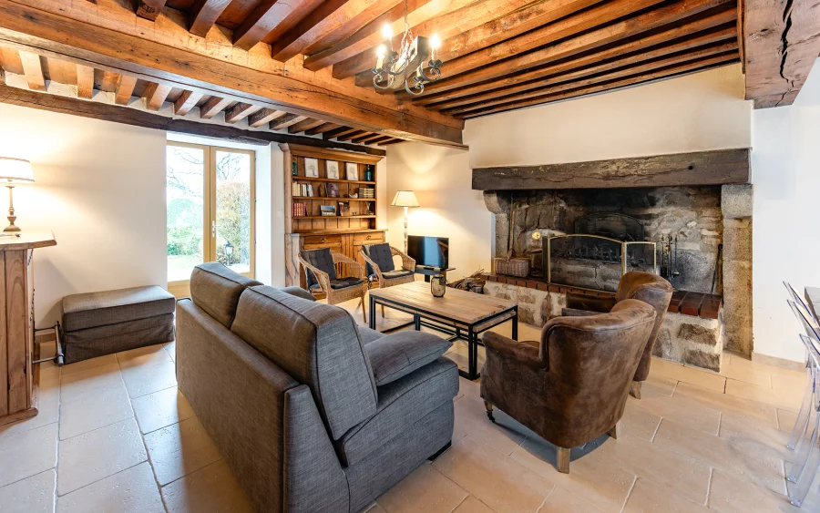 Salon de la résidence secondaire à Saint-Martin-du-Puy à vendre - Arrière-Cour, agence immobilière spécialisée dans la Nièvre