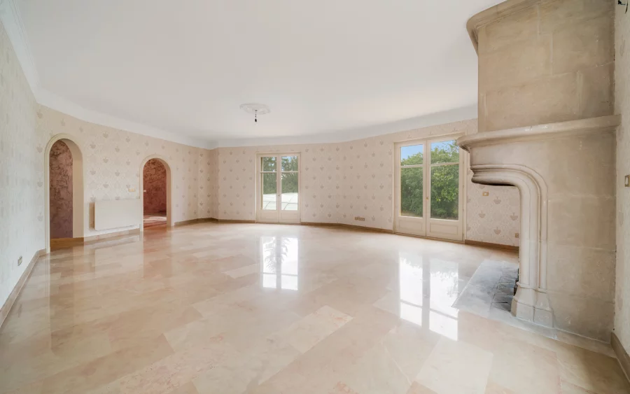 Salon de la villa de caractère avec parc paysager à Gex à vendre - Arrière-Cour, agence immobilière spécialisée dans le Pays de Gex