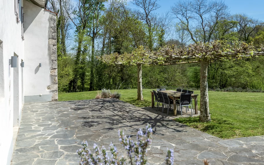 Terrasse de l'ancienne ferme rénovée à Divonne-les-Bains dans le Pays de Gex à vendre - Arrière-Cour, agence immobilière spécialisée dans le Pays de Gex