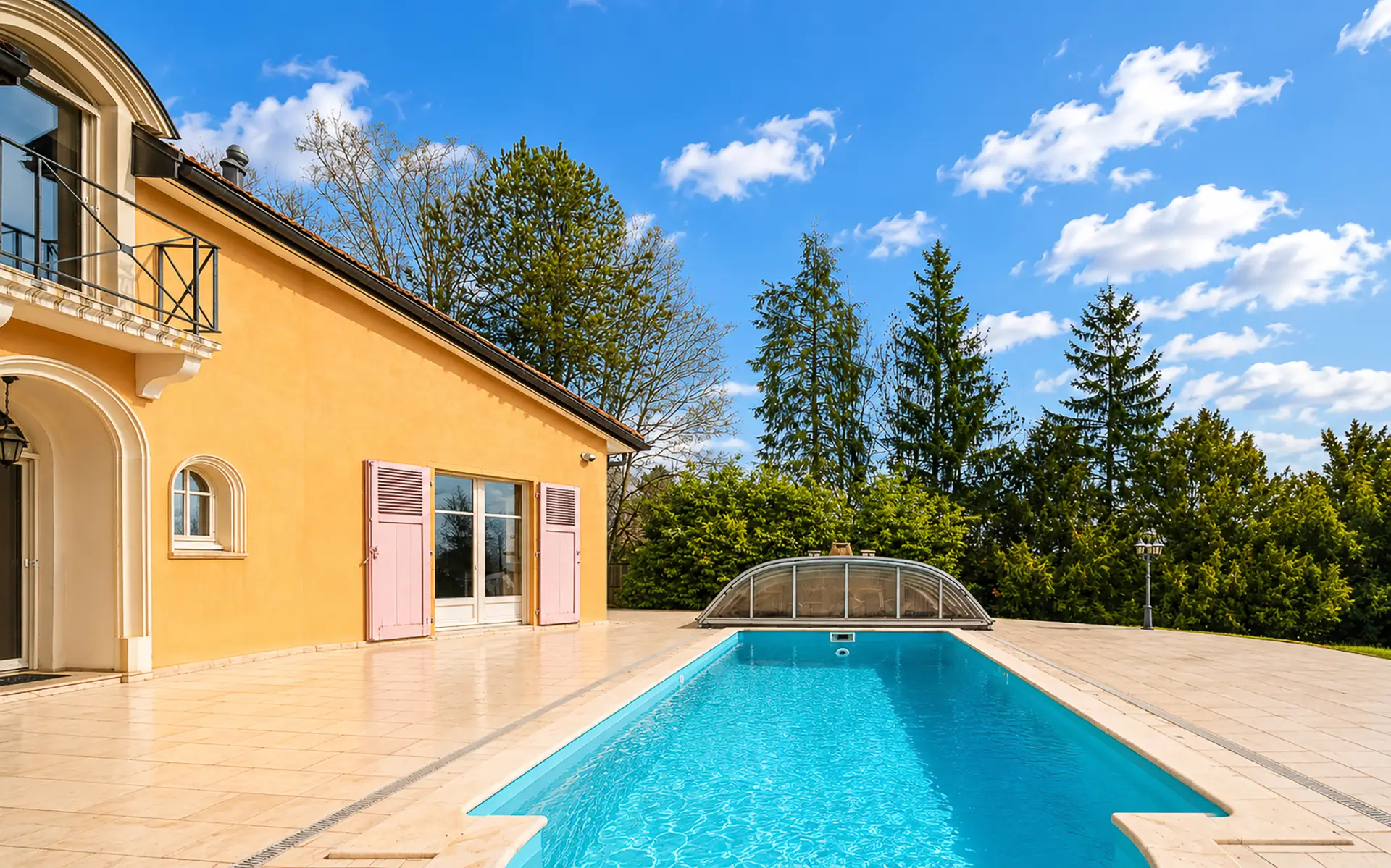 Terrasse de la villa de caractère avec parc paysager à Gex à vendre - Arrière-Cour, agence immobilière spécialisée dans le Pays de Gex