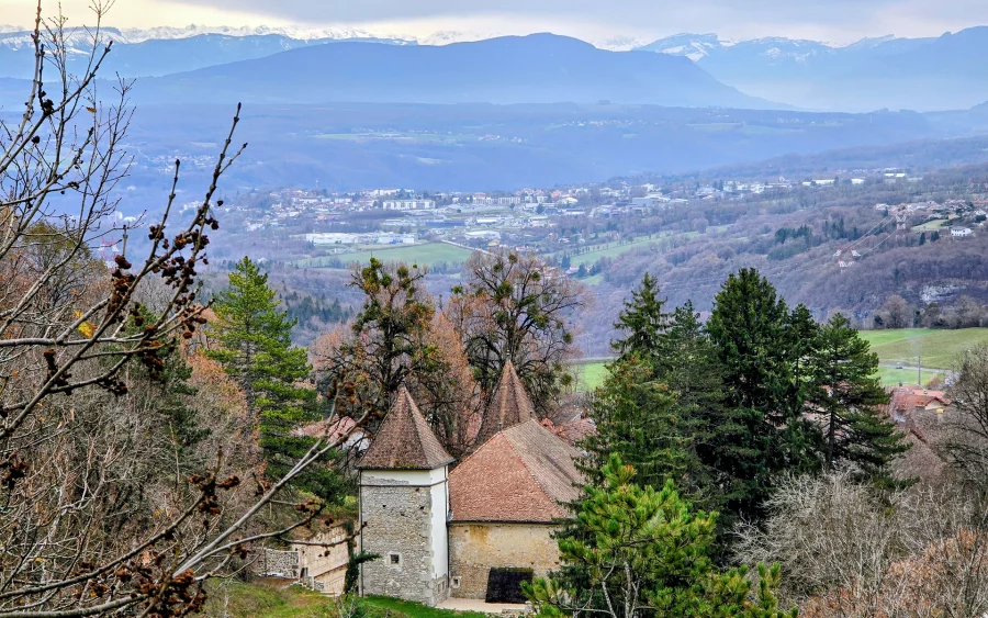 Vue du château Millénaire aux portes de Genève et du Pays de Gex à vendre - Arrière-Cour, agence immobilière spécialisée dans le Pays de Gex
