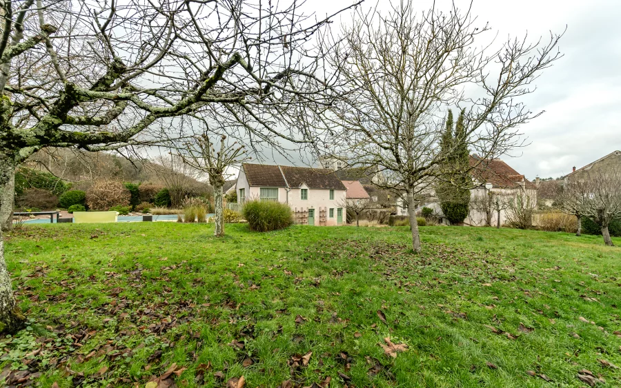 Vue du jardin de la maison ancienne en Bourgogne - à vendre - Arrière-Cour, agence immobilière spécialisée en Bourgogne