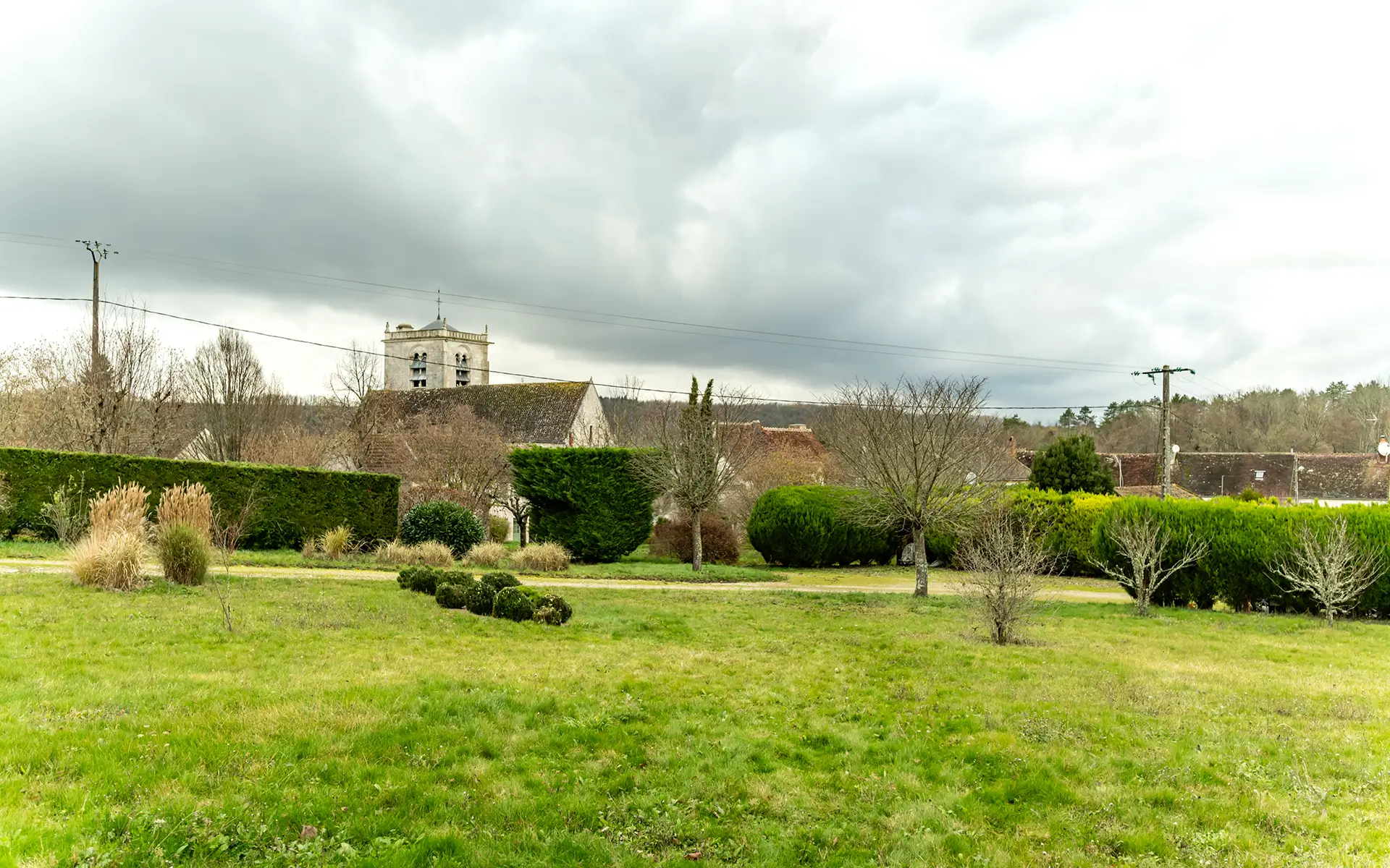 Vue du jardin de la maison ancienne en Bourgogne - à vendre - Arrière-Cour, agence immobilière spécialisée en Bourgogne
