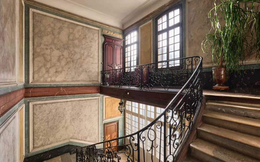 Cage d'escalier de l'appartement haussmannien à Besançon à vendre - Arrière-Cour, agence immobilière spécialisée dans le Doubs