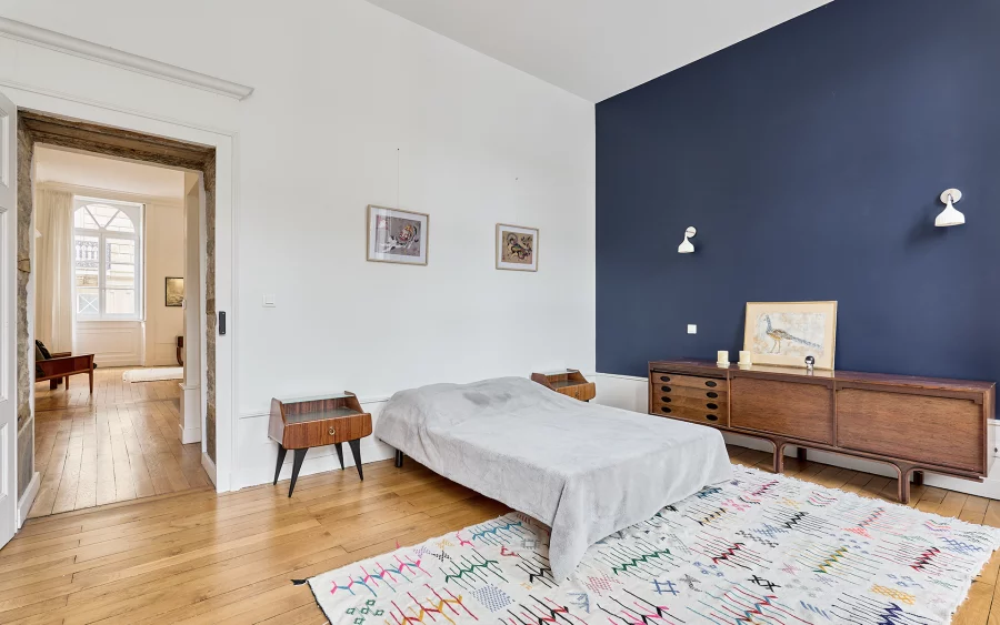 Chambre de l'appartement de caractère au centre-ville de Besançon à vendre - Arrière-Cour, agence immobilière spécialisée dans le Doubs