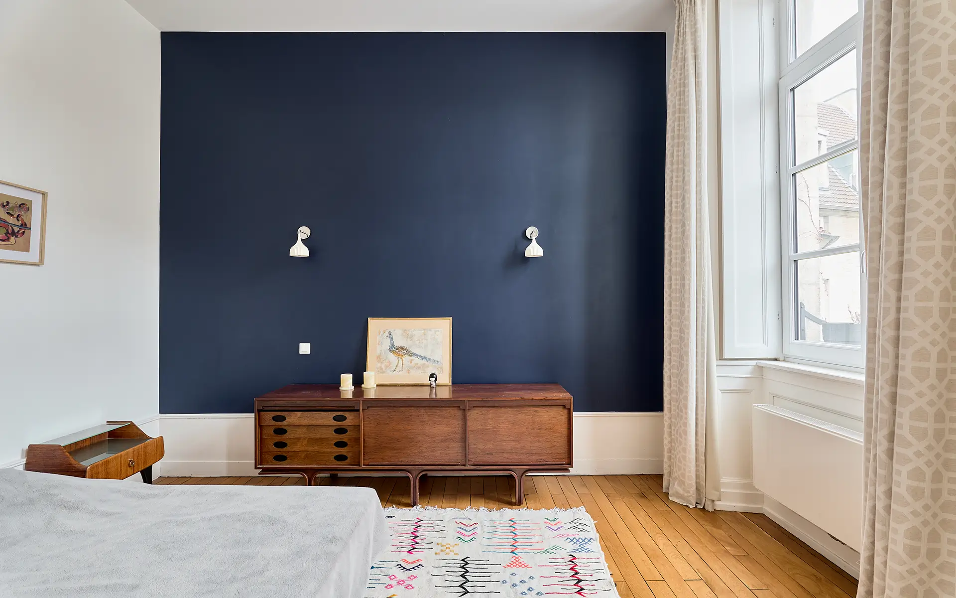 Chambre de l'appartement de caractère au centre-ville de Besançon à vendre - Arrière-Cour, agence immobilière spécialisée dans le Doubs