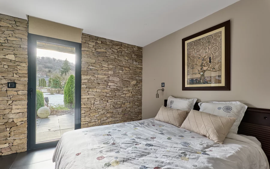 Chambre de la maison d’architecte à Glainans à vendre - Arrière-Cour, agence immobilière spécialisée dans le Doubs