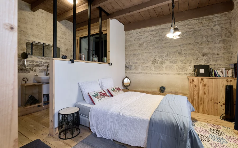 Chambre de la maison de ville avec gîte et chambres d’hôtes à Poligny à vendre - Arrière-Cour, agence immobilière spécialisée dans le Jura