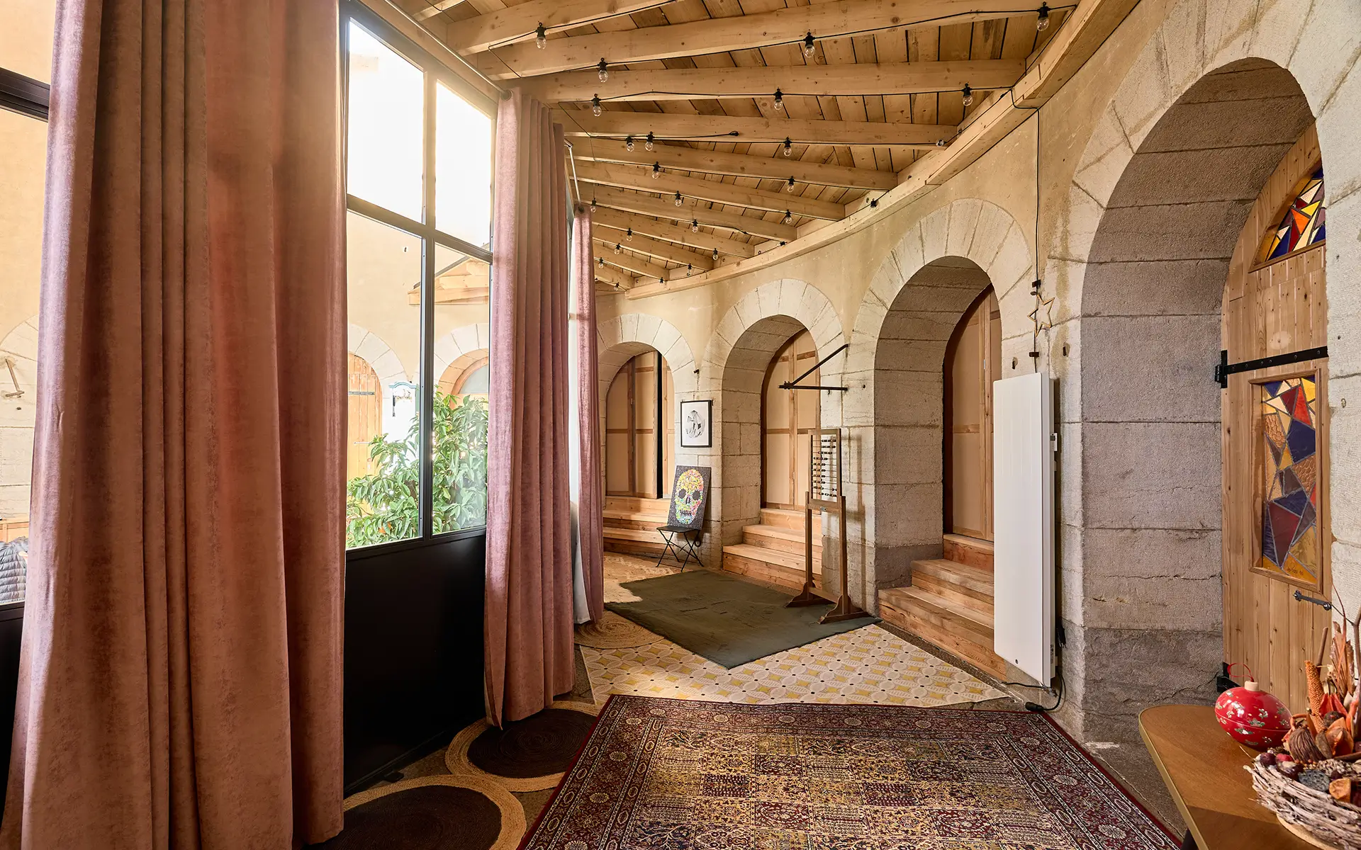 Couloir de la maison de ville avec gîte et chambres d’hôtes à Poligny à vendre - Arrière-Cour, agence immobilière spécialisée dans le Jura