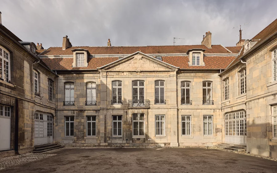 Cour extérieure de l'appartement haussmannien à Besançon à vendre - Arrière-Cour, agence immobilière spécialisée dans le Doubs