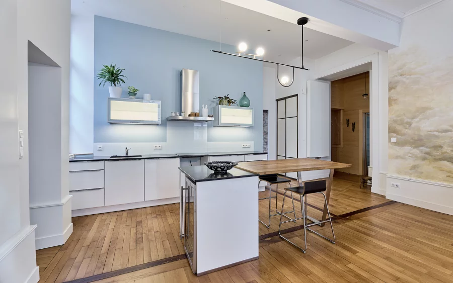 Cuisine de l'appartement de caractère au centre-ville de Besançon à vendre - Arrière-Cour, agence immobilière spécialisée dans le Doubs