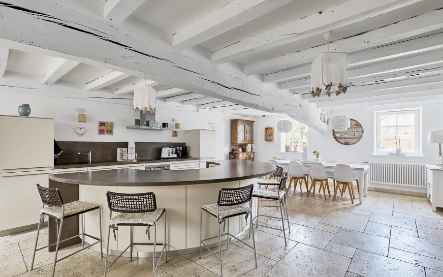 Cuisine de la maison de caractère à Gilly les Cîteaux, au cœur de la Côte de Nuits à vendre - Arrière-Cour, agence immobilière spécialisée en Bourgogne