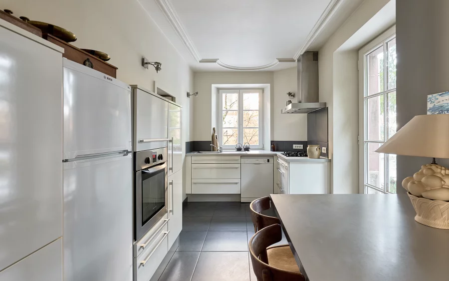 Cuisine de la maison de caractère à Bussurel, proche de Montbéliard à vendre - Arrière-Cour, agence immobilière spécialisée en Haute-Saône