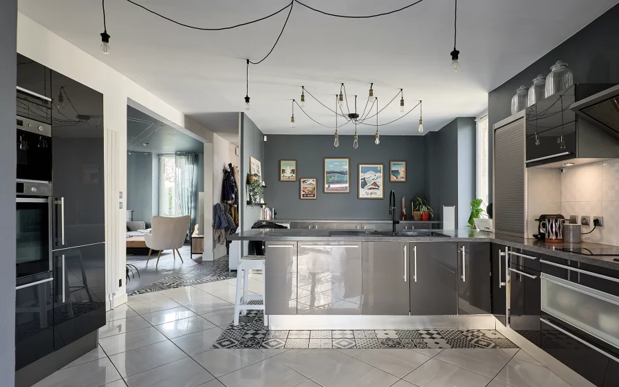 Cuisine de la maison de maître en centre-ville de Lons-le-Saunier à vendre - Arrière-Cour, agence immobilière spécialisée dans le Jura