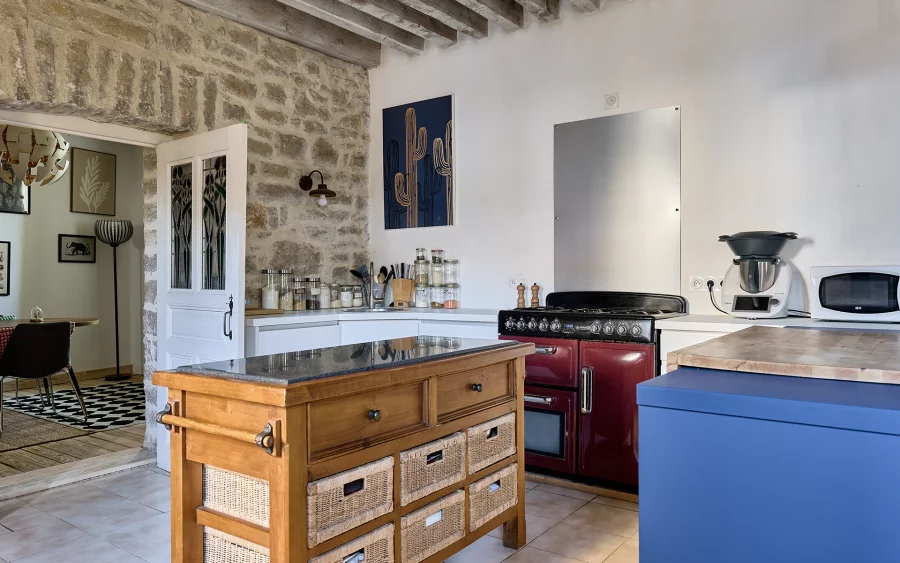 Cuisine de la maison de ville avec gîte et chambres d’hôtes à Poligny à vendre - Arrière-Cour, agence immobilière spécialisée dans le Jura