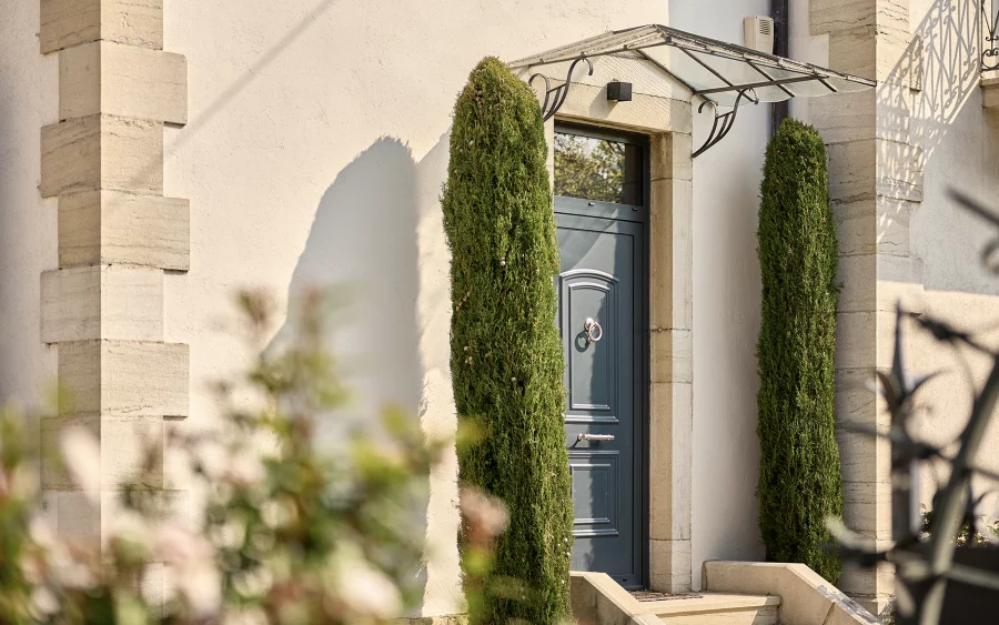 Entrée de la maison de maître en centre-ville de Lons-le-Saunier à vendre - Arrière-Cour, agence immobilière spécialisée dans le Jura