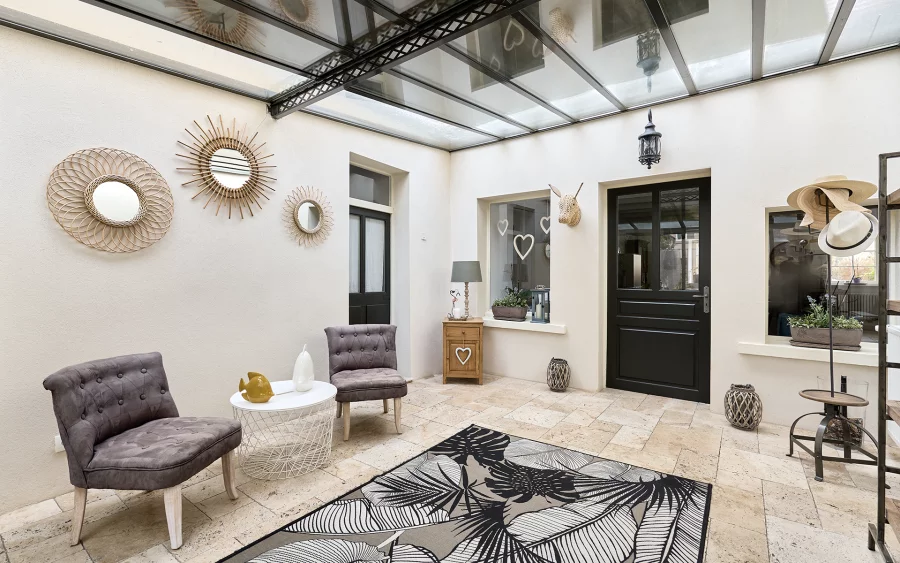 Entrée de la maison de caractère à Gilly les Cîteaux, au cœur de la Côte de Nuits à vendre - Arrière-Cour, agence immobilière spécialisée en Bourgogne