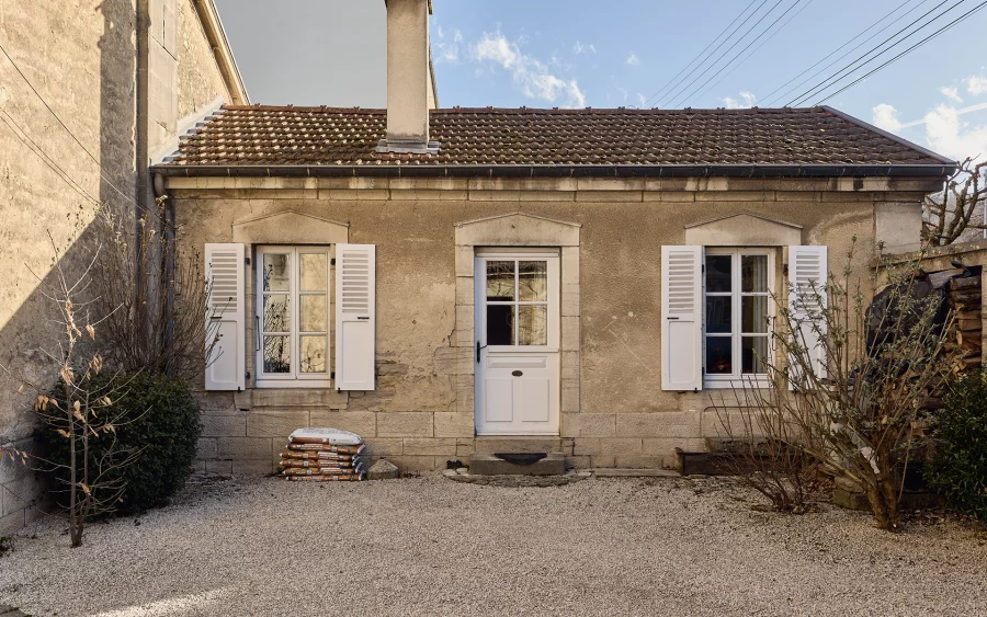 Façade du gîte de la maison de ville avec gîte et chambres d’hôtes à Poligny à vendre - Arrière-Cour, agence immobilière spécialisée dans le Jura