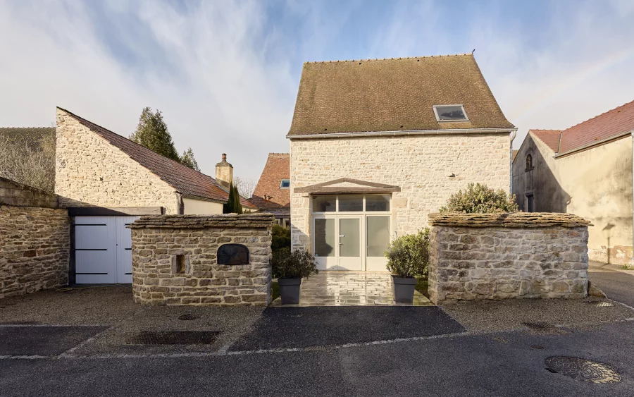 Façade en pierre de la maison de caractère à Gilly les Cîteaux, au cœur de la Côte de Nuits à vendre - Arrière-Cour, agence immobilière spécialisée en Bourgogne