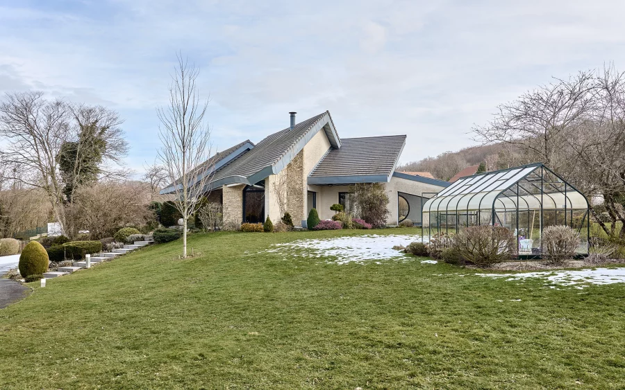 Façade et jardin de la maison d’architecte à Glainans à vendre - Arrière-Cour, agence immobilière spécialisée dans le Doubs
