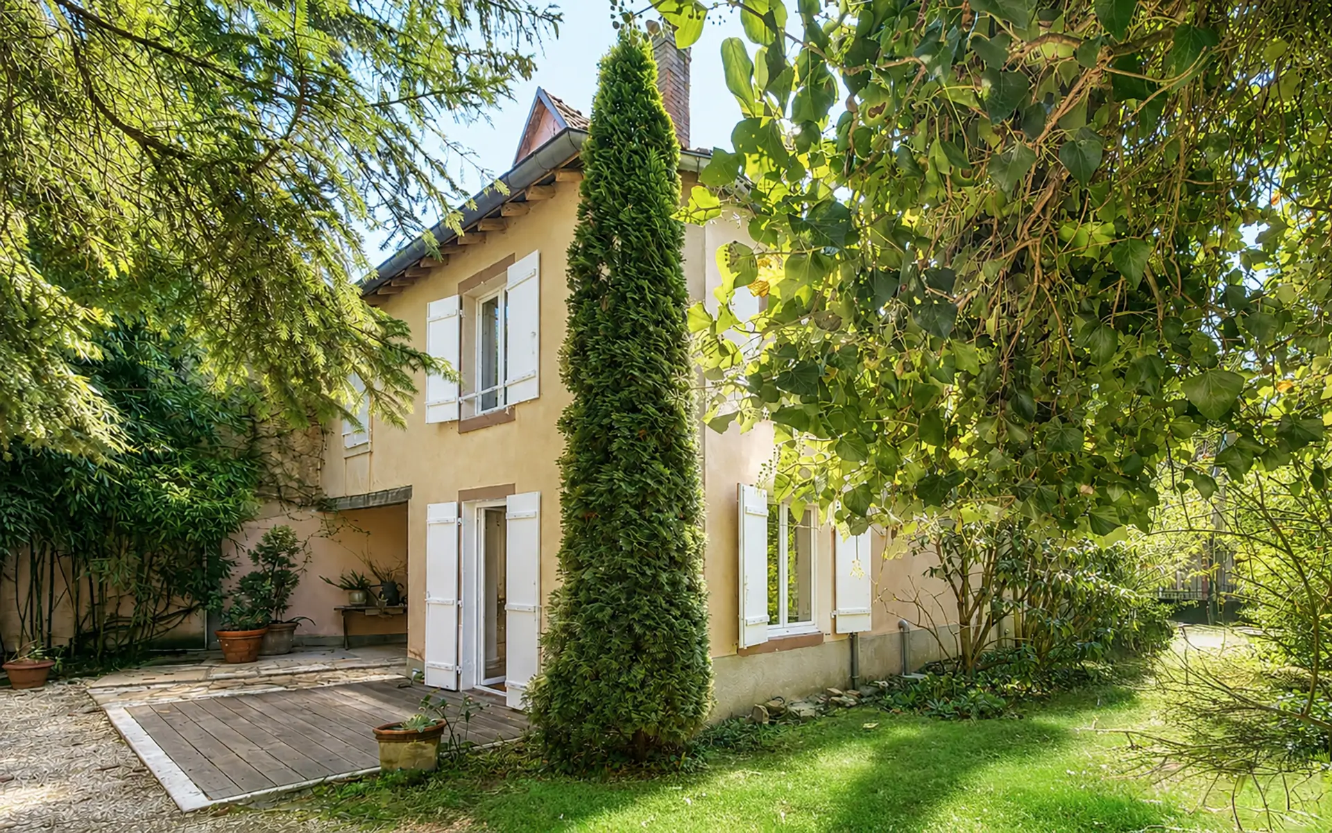 Façade et jardin de la maison de caractère à Bussurel, proche de Montbéliard à vendre - Arrière-Cour, agence immobilière spécialisée en Haute-Saône