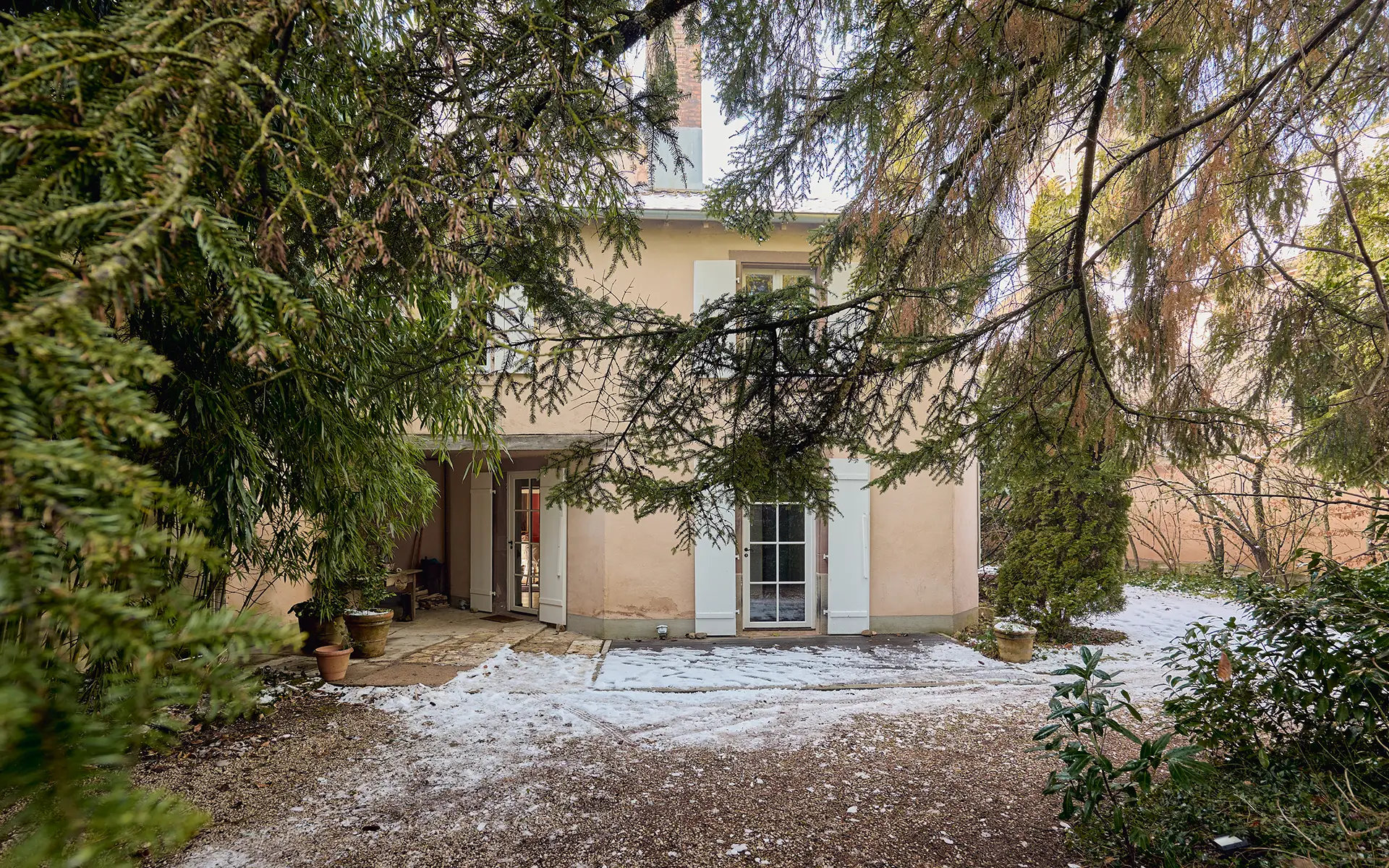 Façade et nature de la maison de caractère à Bussurel, proche de Montbéliard à vendre - Arrière-Cour, agence immobilière spécialisée en Haute-Saône