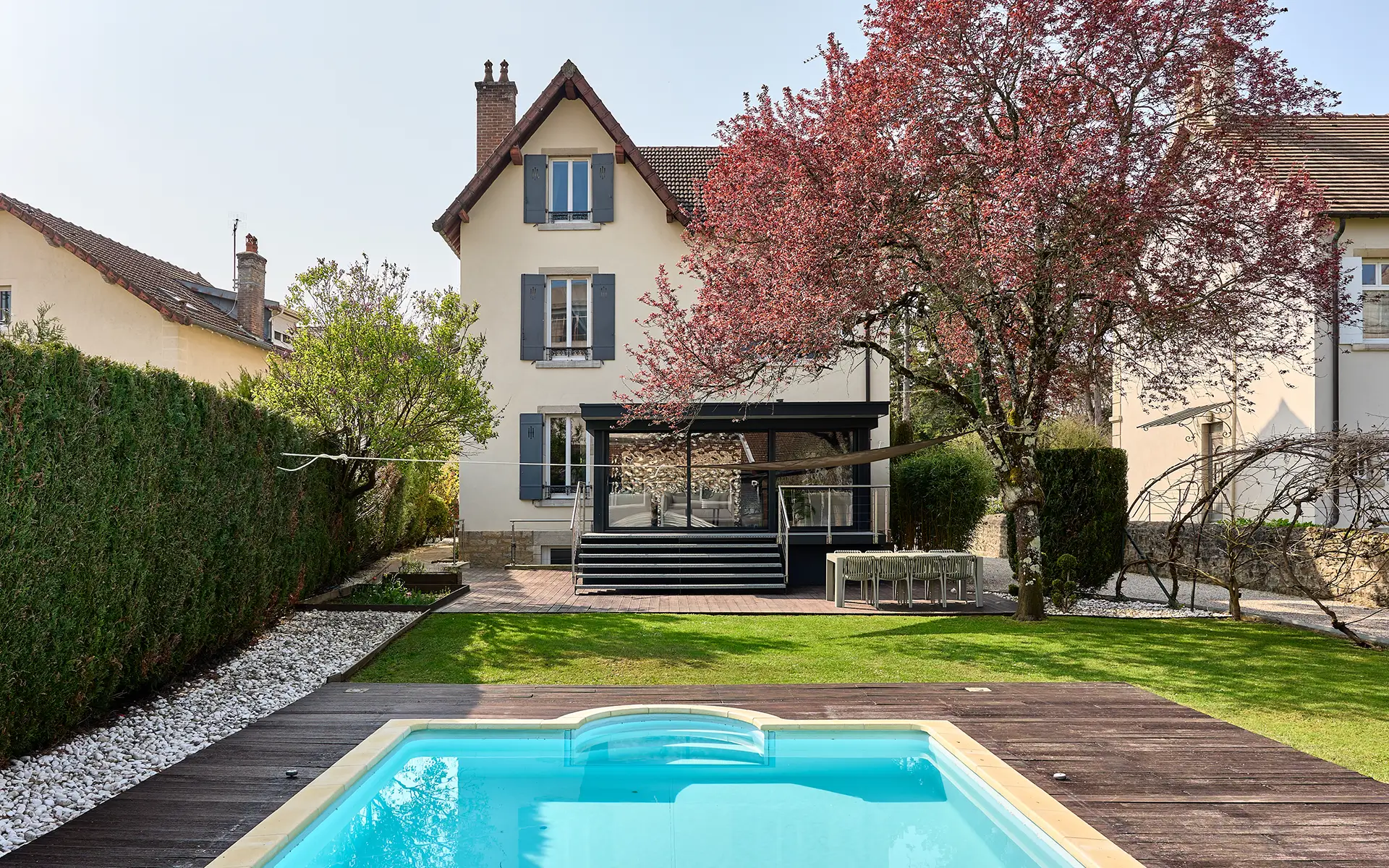 Façade et piscine de la maison de maître en centre-ville de Lons-le-Saunier à vendre - Arrière-Cour, agence immobilière spécialisée dans le Jura