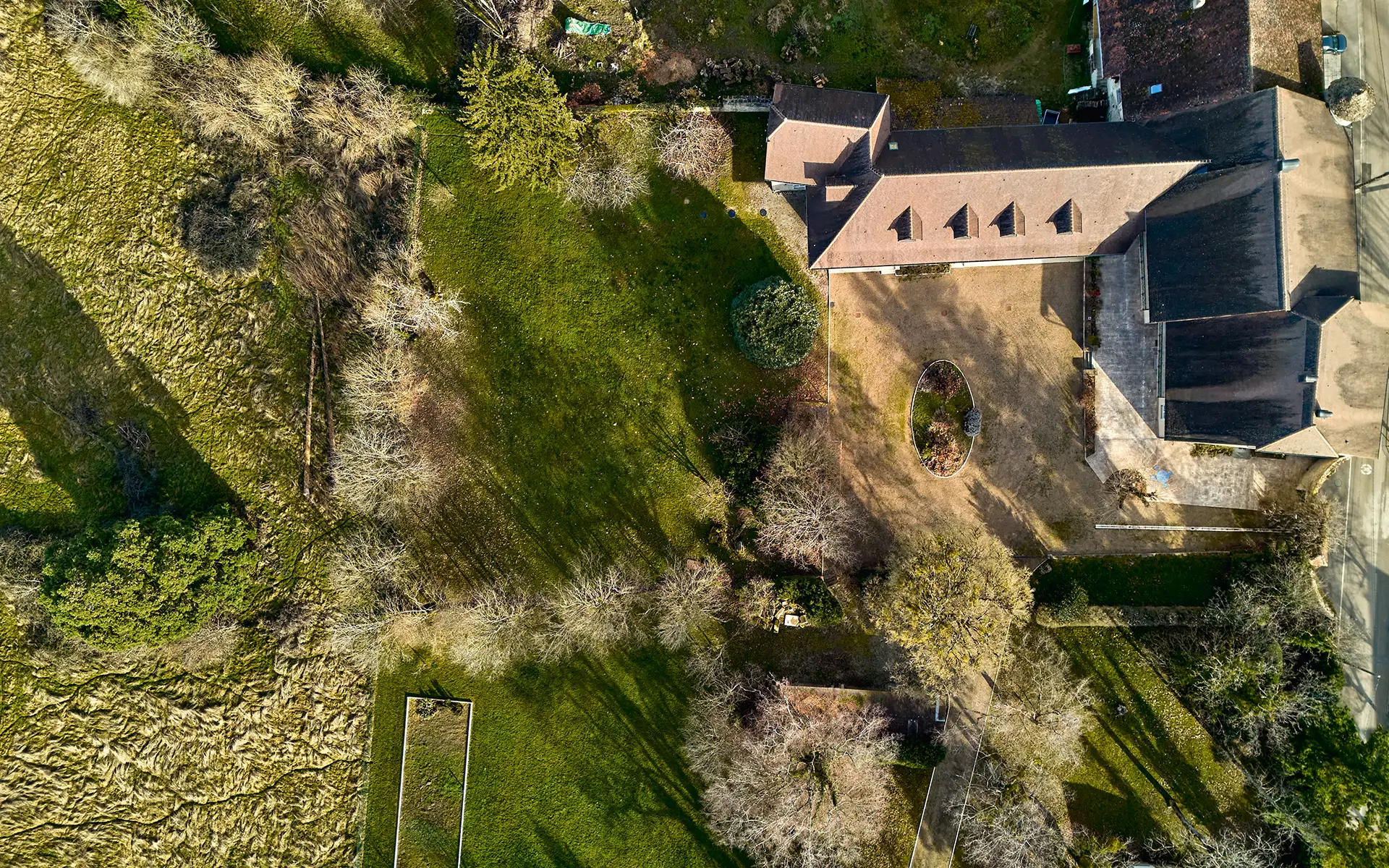 Façade et terrain de la maison vigneronne avec parc clos proche de la Château-Chalon à vendre - Arrière-Cour, agence immobilière spécialisée dans le Jura