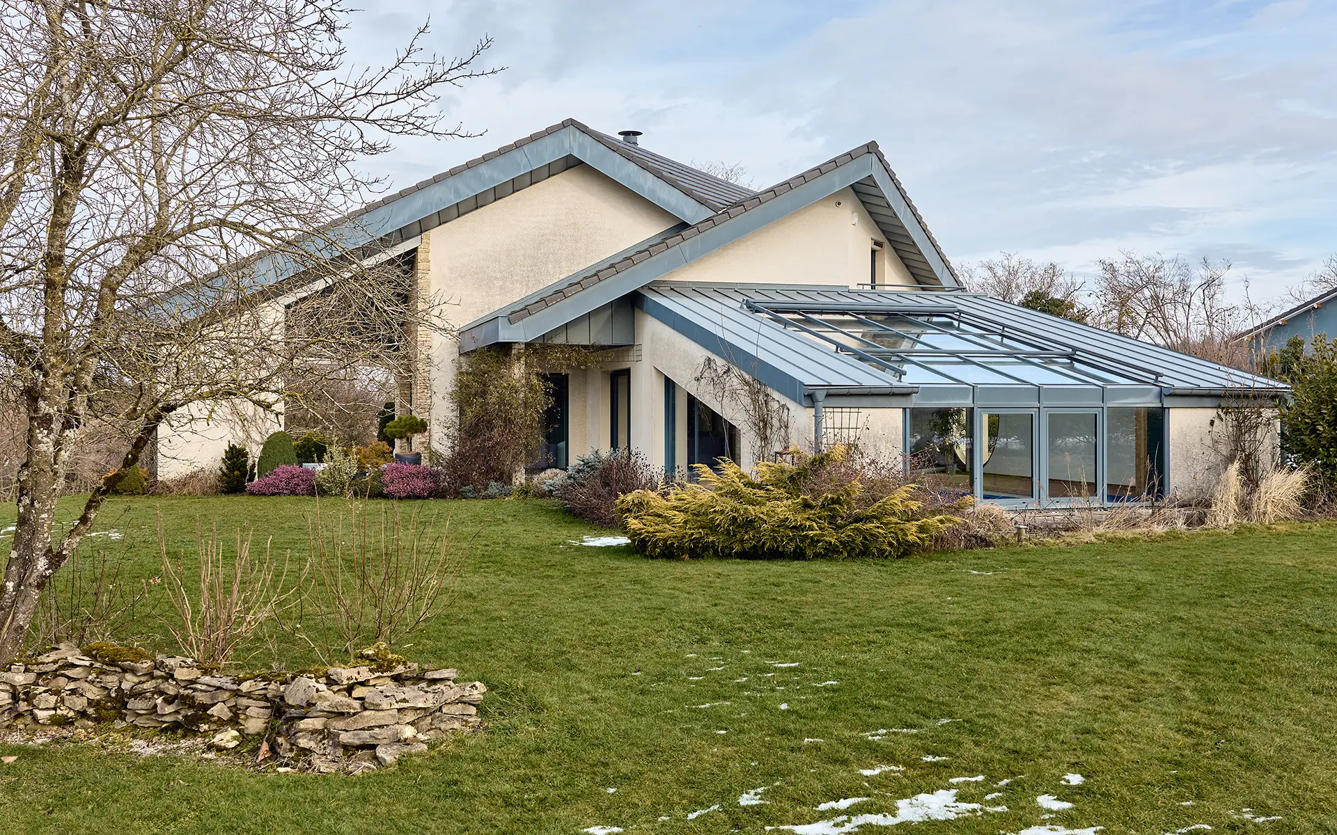 Façade lumineuse de la maison d’architecte à Glainans à vendre - Arrière-Cour, agence immobilière spécialisée dans le Doubs
