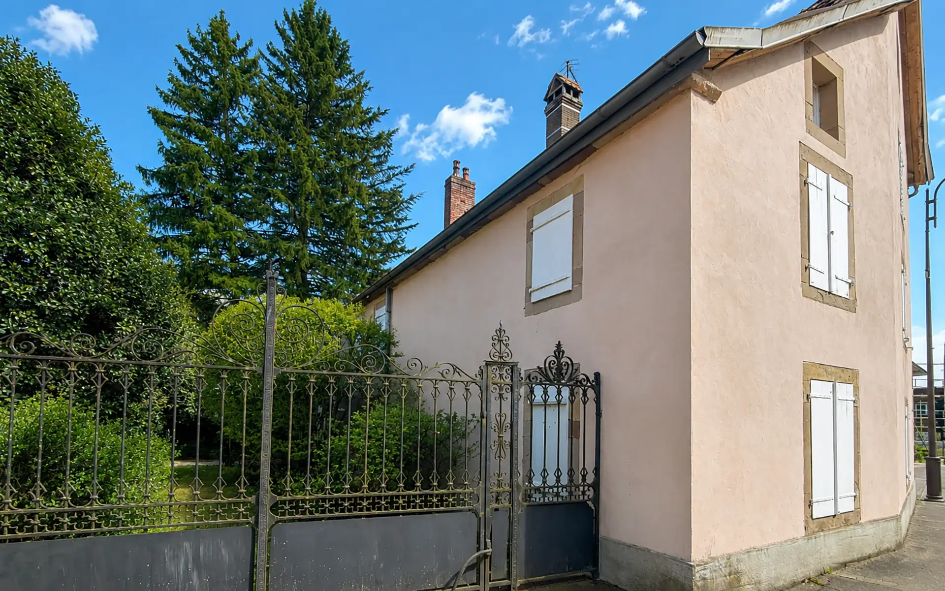 Façade lumineuse de la maison de caractère à Bussurel, proche de Montbéliard à vendre - Arrière-Cour, agence immobilière spécialisée en Haute-Saône
