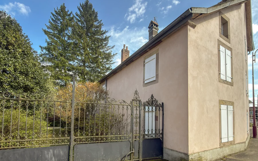 Façade lumineuse de la maison de caractère à Bussurel, proche de Montbéliard à vendre - Arrière-Cour, agence immobilière spécialisée en Haute-Saône