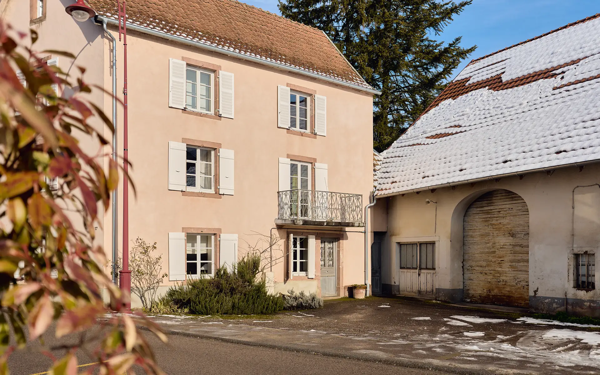 Façade lumineuse de la maison de caractère à Bussurel, proche de Montbéliard à vendre - Arrière-Cour, agence immobilière spécialisée en Haute-Saône