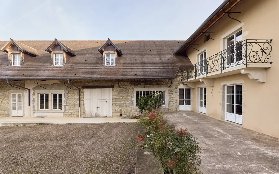 Façade lumineuse de la maison vigneronne avec parc clos proche de la Château-Chalon à vendre - Arrière-Cour, agence immobilière spécialisée dans le Jura