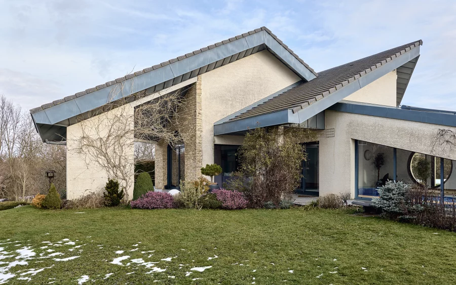 Façade de la maison d’architecte à Glainans à vendre - Arrière-Cour, agence immobilière spécialisée dans le Doubs