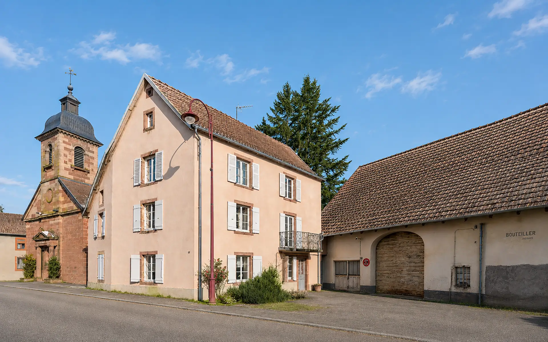 Façade de la maison de caractère à Bussurel, proche de Montbéliard à vendre - Arrière-Cour, agence immobilière spécialisée en Haute-Saône