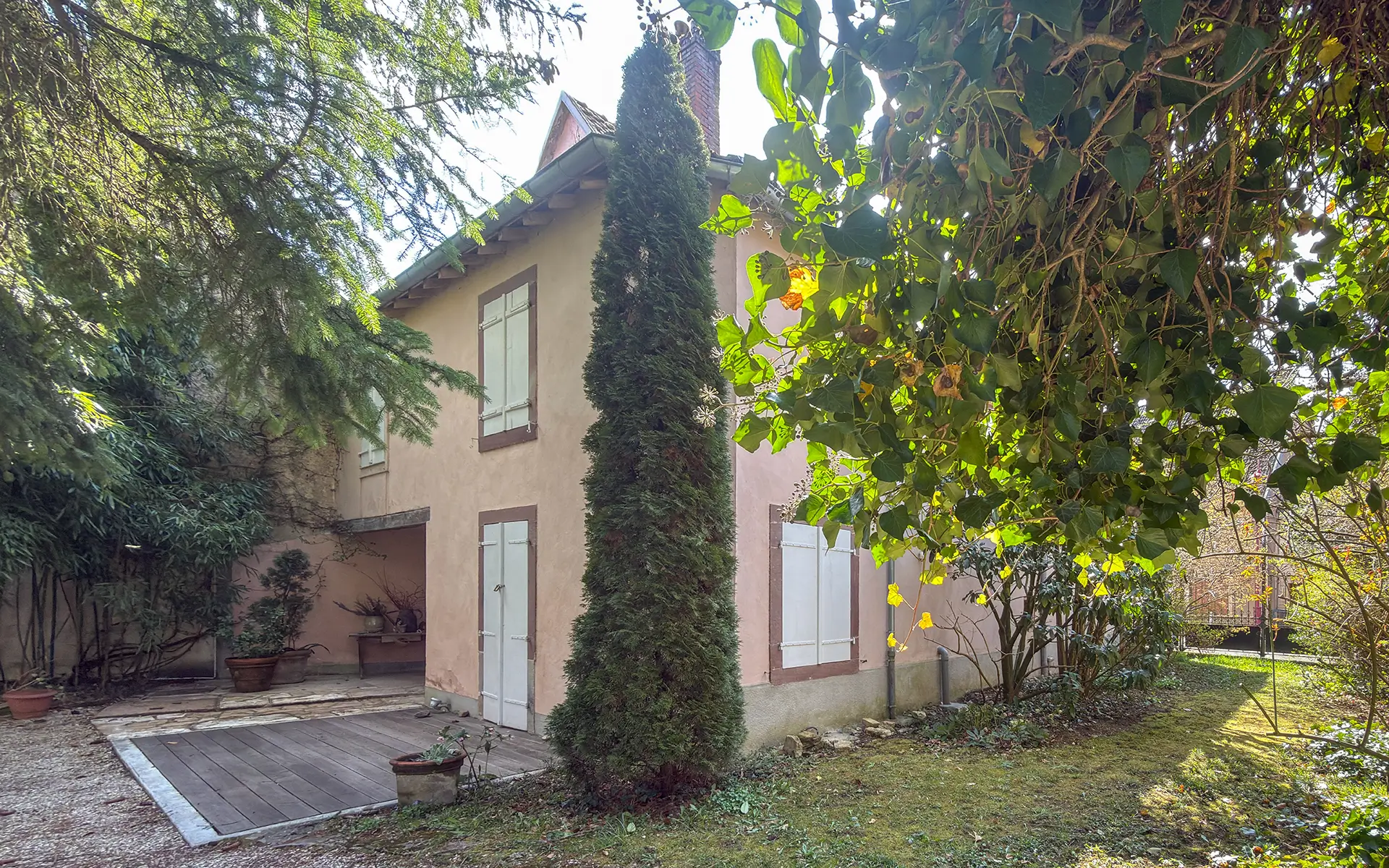 Façade de la maison de caractère à Bussurel, proche de Montbéliard à vendre - Arrière-Cour, agence immobilière spécialisée en Haute-Saône