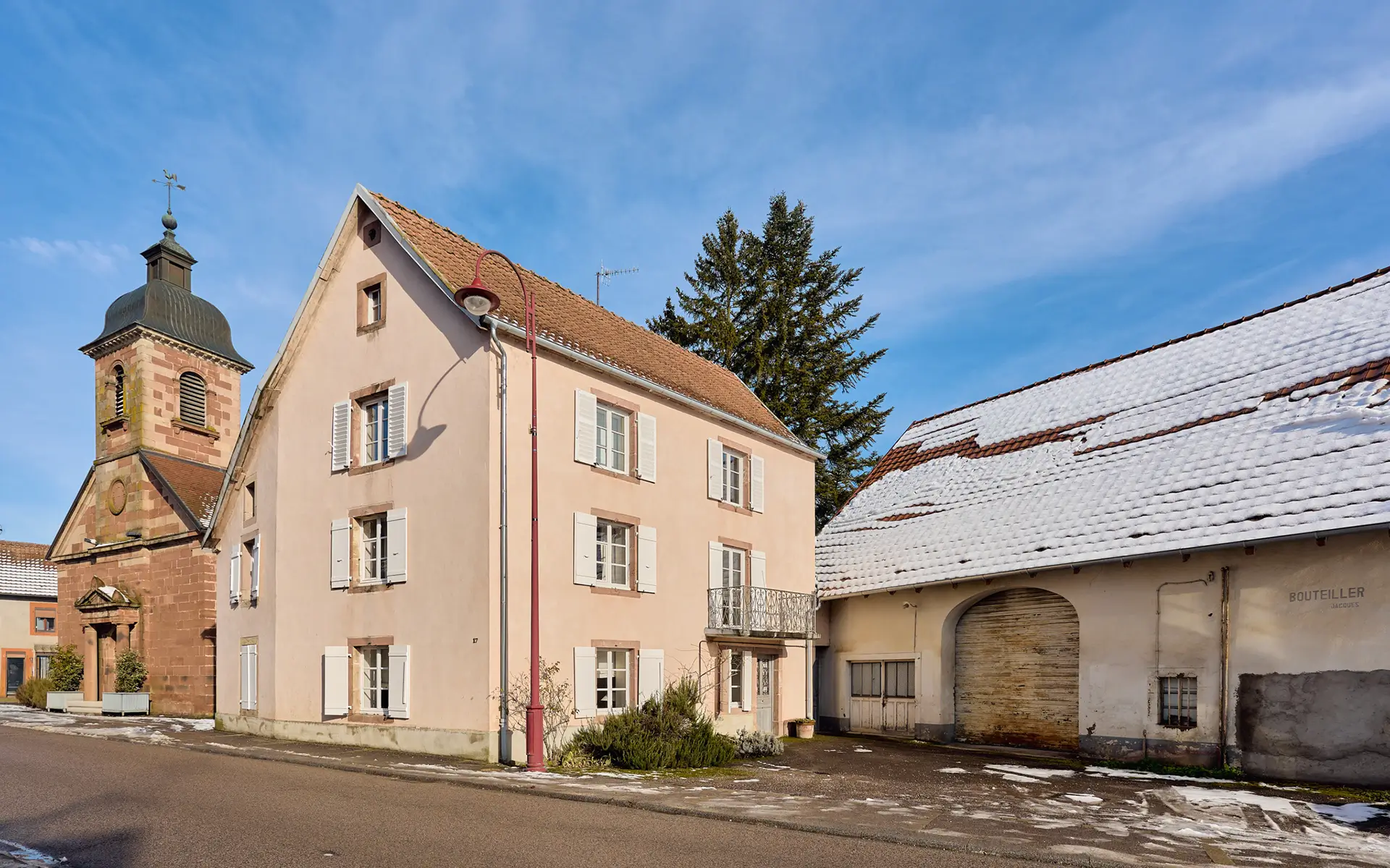 Façade de la maison de caractère à Bussurel, proche de Montbéliard à vendre - Arrière-Cour, agence immobilière spécialisée en Haute-Saône