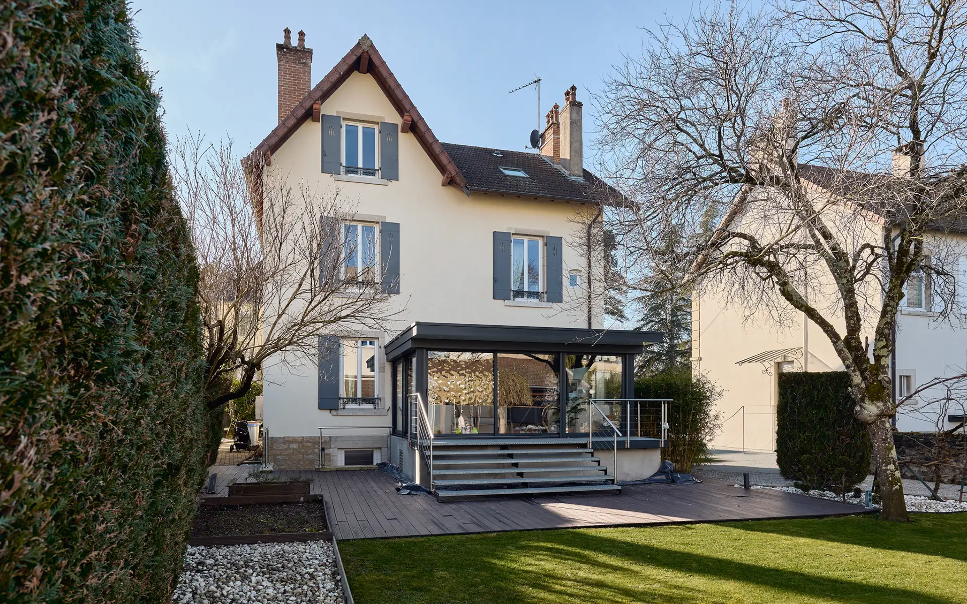 Façade de la maison de maître en centre-ville de Lons-le-Saunier à vendre - Arrière-Cour, agence immobilière spécialisée dans le Jura